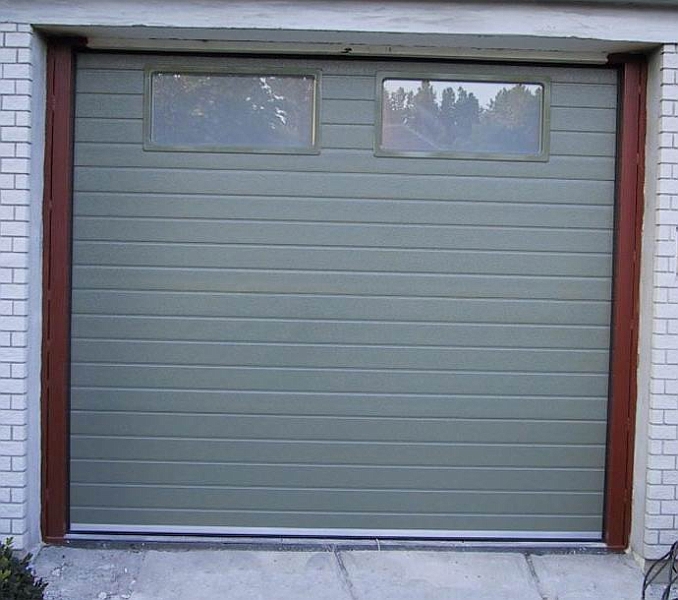 Szekcios Q6.jpg - LINEA vízszintesen bordás, szekciós garázskapu ablakkal. ( kétoldalt acél szerkezetű segéd tartók.)